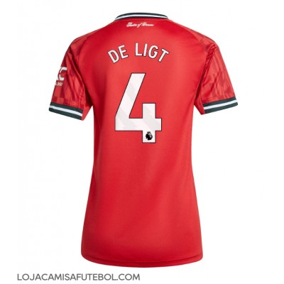 Camisa de Futebol Manchester United Matthijs de Ligt #4 Equipamento Principal Mulheres 2025-26 Manga Curta Camisa de Futebol Manchester United Matthijs de Ligt #4 Equipamento Principal Mulheres 2025-26 Manga Curta